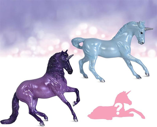 Hidden within the castle walls is a new unicorn foal waiting to be discovered. The set comes complete with a mare, a stallion, and a foal, of course! The Dazzling Cliffs family is sure to delight and charm you!